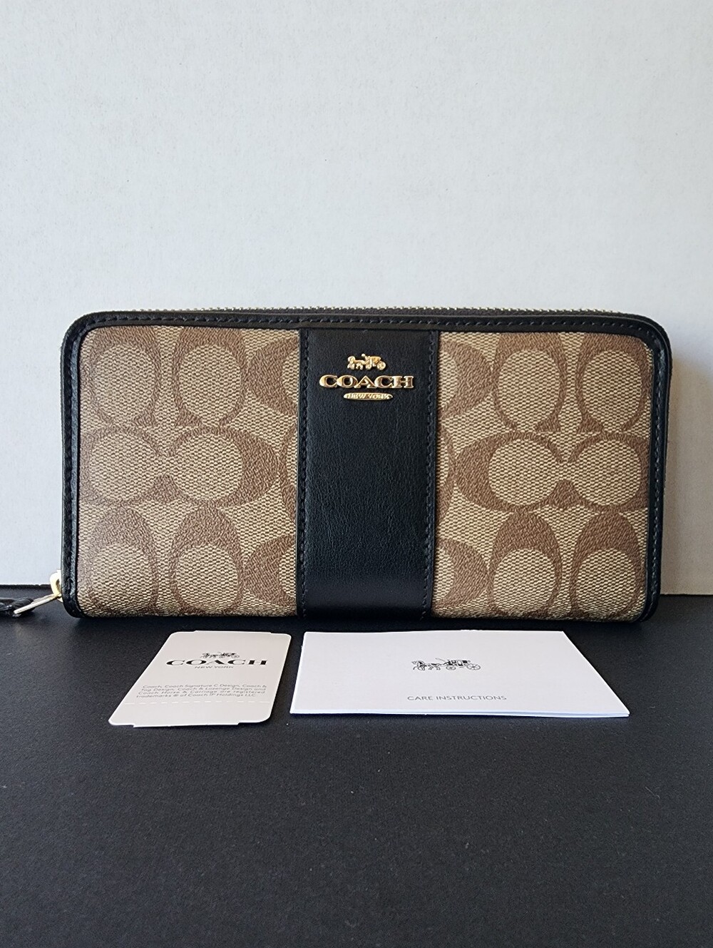SOLD✨️NWT✨️ Coach Signature Accordian Zip Stripe Wallet, 2020, $250 MSRP